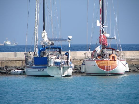 Cargo handling at the Malé keywall